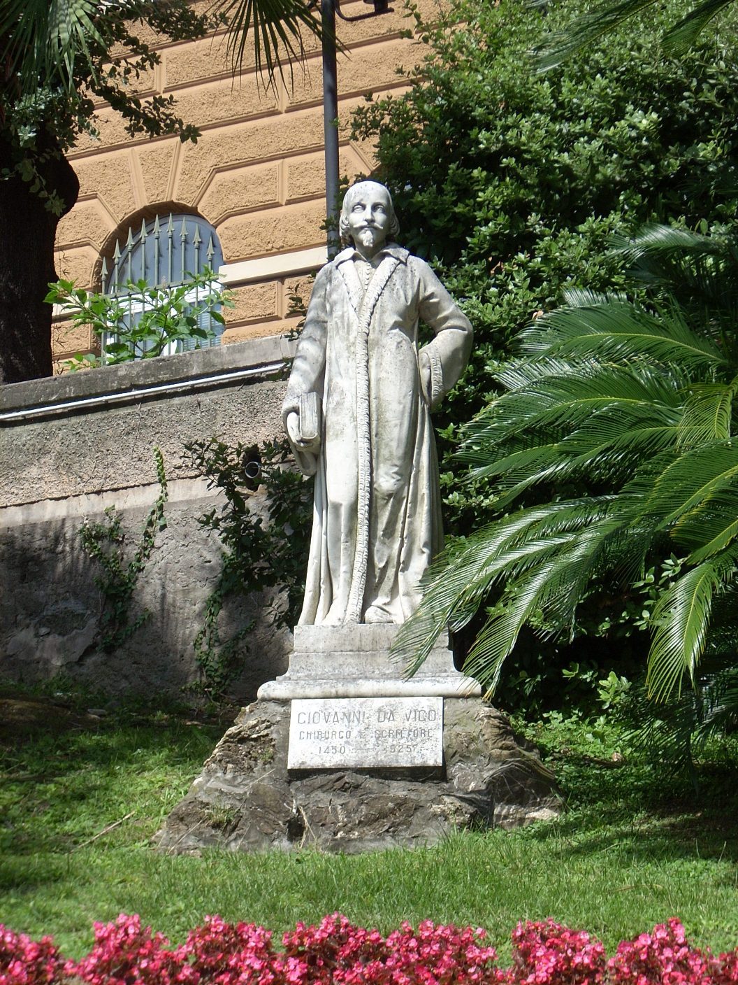 Giovanni da Vigo s monument, Rapallo, Italy - 02.JPG